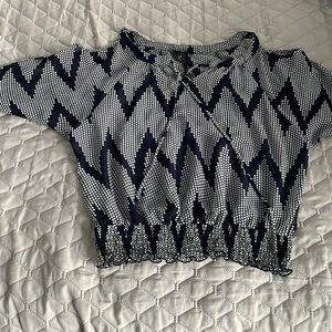 SOLD Bundle 3/$30🌟 Cute cold shoulder navy patterned shirt.
